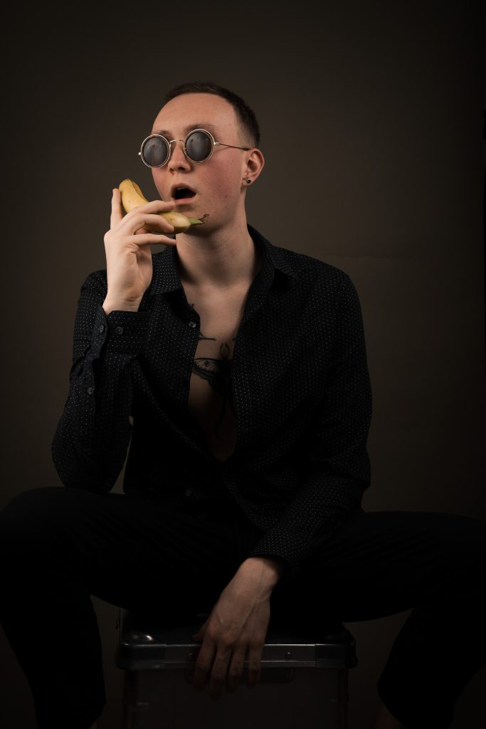 Mann mit Bananentelefon Portrait Shooting Studiofotografie Stuttgart