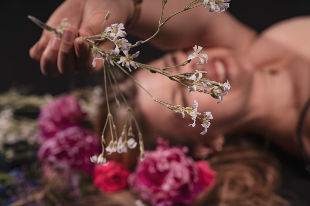 Frau mit Blumen